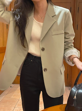 画像をギャラリービューアに読み込む, 休日に図書館へ行く女の子のテーラードオーバージャケット_N2113