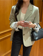 画像をギャラリービューアに読み込む, 休日に図書館へ行く女の子のテーラードオーバージャケット_N2113