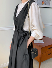 画像をギャラリービューアに読み込む, 雑貨屋さん巡りが好きな女の子のウエストギャザーVネックジャンパースカート_N3496