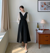 画像をギャラリービューアに読み込む, 雑貨屋さん巡りが好きな女の子のウエストギャザーVネックジャンパースカート_N3496