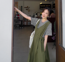 画像をギャラリービューアに読み込む, 雑貨屋さん巡りが好きな女の子のウエストギャザーVネックジャンパースカート_N3496