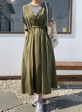 画像をギャラリービューアに読み込む, 雑貨屋さん巡りが好きな女の子のウエストギャザーVネックジャンパースカート_N3496