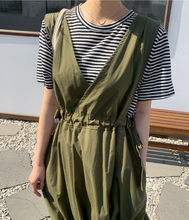 画像をギャラリービューアに読み込む, 雑貨屋さん巡りが好きな女の子のウエストギャザーVネックジャンパースカート_N3496