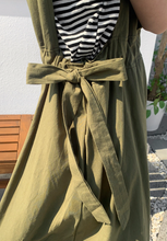 画像をギャラリービューアに読み込む, 雑貨屋さん巡りが好きな女の子のウエストギャザーVネックジャンパースカート_N3496