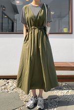 画像をギャラリービューアに読み込む, 雑貨屋さん巡りが好きな女の子のウエストギャザーVネックジャンパースカート_N3496