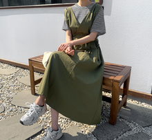 画像をギャラリービューアに読み込む, 雑貨屋さん巡りが好きな女の子のウエストギャザーVネックジャンパースカート_N3496
