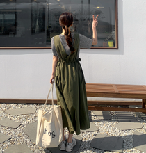 画像をギャラリービューアに読み込む, 雑貨屋さん巡りが好きな女の子のウエストギャザーVネックジャンパースカート_N3496