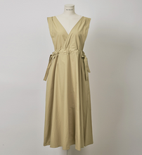 画像をギャラリービューアに読み込む, 雑貨屋さん巡りが好きな女の子のウエストギャザーVネックジャンパースカート_N3496