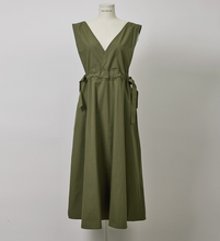 画像をギャラリービューアに読み込む, 雑貨屋さん巡りが好きな女の子のウエストギャザーVネックジャンパースカート_N3496