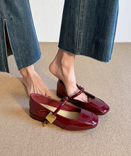 画像をギャラリービューアに読み込む, コペンハーゲンの運河沿いのカフェで本を読むOLのパンプス_K0028