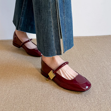 画像をギャラリービューアに読み込む, コペンハーゲンの運河沿いのカフェで本を読むOLのパンプス_K0028