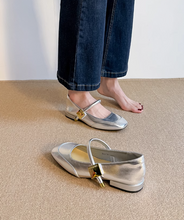 画像をギャラリービューアに読み込む, コペンハーゲンの運河沿いのカフェで本を読むOLのパンプス_K0028