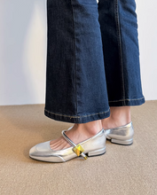 画像をギャラリービューアに読み込む, コペンハーゲンの運河沿いのカフェで本を読むOLのパンプス_K0028