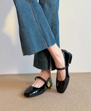 画像をギャラリービューアに読み込む, コペンハーゲンの運河沿いのカフェで本を読むOLのパンプス_K0028