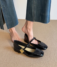 画像をギャラリービューアに読み込む, コペンハーゲンの運河沿いのカフェで本を読むOLのパンプス_K0028