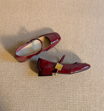 画像をギャラリービューアに読み込む, コペンハーゲンの運河沿いのカフェで本を読むOLのパンプス_K0028