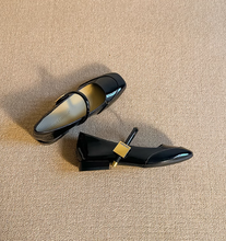 画像をギャラリービューアに読み込む, コペンハーゲンの運河沿いのカフェで本を読むOLのパンプス_K0028