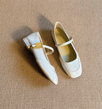 画像をギャラリービューアに読み込む, コペンハーゲンの運河沿いのカフェで本を読むOLのパンプス_K0028