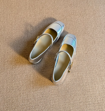 画像をギャラリービューアに読み込む, コペンハーゲンの運河沿いのカフェで本を読むOLのパンプス_K0028