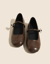 画像をギャラリービューアに読み込む, モンマルトルの古い劇場で踊るパンプス_K0031