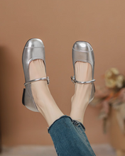 画像をギャラリービューアに読み込む, モンマルトルの古い劇場で踊るパンプス_K0031