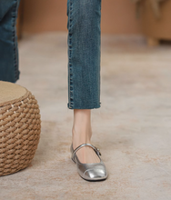 画像をギャラリービューアに読み込む, モンマルトルの古い劇場で踊るパンプス_K0031