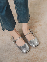 画像をギャラリービューアに読み込む, モンマルトルの古い劇場で踊るパンプス_K0031