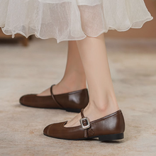 画像をギャラリービューアに読み込む, モンマルトルの古い劇場で踊るパンプス_K0031