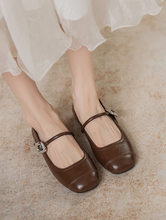 画像をギャラリービューアに読み込む, モンマルトルの古い劇場で踊るパンプス_K0031