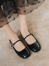 画像をギャラリービューアに読み込む, モンマルトルの古い劇場で踊るパンプス_K0031