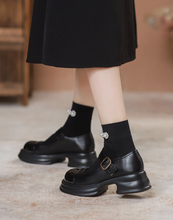 画像をギャラリービューアに読み込む, ブルージュの街角に響いたクラシックのパンプス_K0032