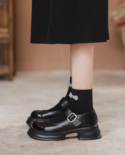 画像をギャラリービューアに読み込む, ブルージュの街角に響いたクラシックのパンプス_K0032