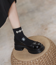 画像をギャラリービューアに読み込む, ブルージュの街角に響いたクラシックのパンプス_K0032