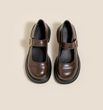 画像をギャラリービューアに読み込む, ブルージュの街角に響いたクラシックのパンプス_K0032