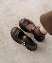 画像をギャラリービューアに読み込む, ブルージュの街角に響いたクラシックのパンプス_K0032