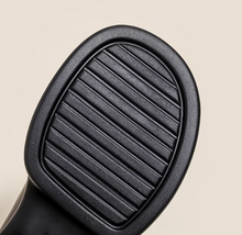 画像をギャラリービューアに読み込む, ブルージュの街角に響いたクラシックのパンプス_K0032