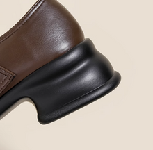 画像をギャラリービューアに読み込む, ブルージュの街角に響いたクラシックのパンプス_K0032