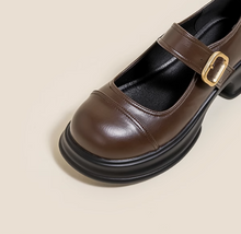 画像をギャラリービューアに読み込む, ブルージュの街角に響いたクラシックのパンプス_K0032