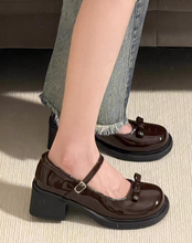 画像をギャラリービューアに読み込む, 路地裏のカフェで恋が始まった日のパンプス_K0033