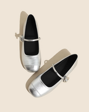 画像をギャラリービューアに読み込む, モンマルトルの古い劇場で踊るパンプス_K0031