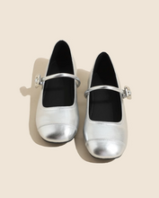 画像をギャラリービューアに読み込む, モンマルトルの古い劇場で踊るパンプス_K0031