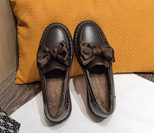 画像をギャラリービューアに読み込む, キャラメルマキアートと歩くパリの友達が履いてたリボンローファー_K0037