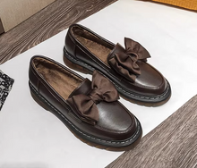 画像をギャラリービューアに読み込む, キャラメルマキアートと歩くパリの友達が履いてたリボンローファー_K0037