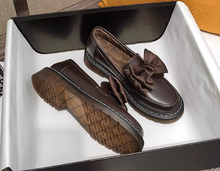 画像をギャラリービューアに読み込む, キャラメルマキアートと歩くパリの友達が履いてたリボンローファー_K0037