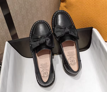 画像をギャラリービューアに読み込む, キャラメルマキアートと歩くパリの友達が履いてたリボンローファー_K0037