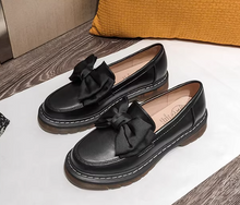 画像をギャラリービューアに読み込む, キャラメルマキアートと歩くパリの友達が履いてたリボンローファー_K0037