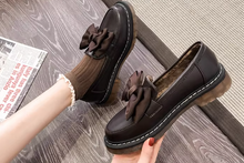 画像をギャラリービューアに読み込む, キャラメルマキアートと歩くパリの友達が履いてたリボンローファー_K0037