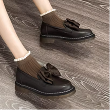 画像をギャラリービューアに読み込む, キャラメルマキアートと歩くパリの友達が履いてたリボンローファー_K0037