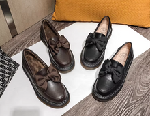 画像をギャラリービューアに読み込む, キャラメルマキアートと歩くパリの友達が履いてたリボンローファー_K0037