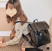 画像をギャラリービューアに読み込む, 朝の路面電車で膝に抱えていたリュック_K0042